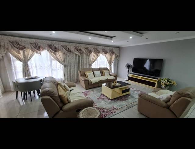 5 BEDROOM HOUSE FOR SALE IN THE ORCHARDS